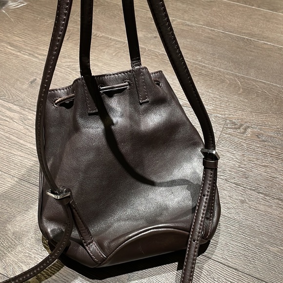 ARITZIA | Auxiliary Brown Leather Bucket Bag Backpack - Picture 6 of 15